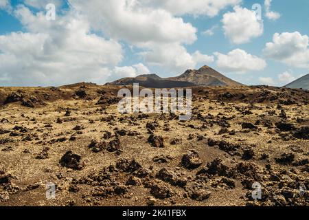 Atemberaubende Vulkanlandschaft mit Lavafeldern im Timanfaya Nationalpark, Lanzarote, Kanarische Inseln, Spanien Stockfoto