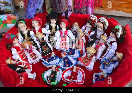 Traditionelle Porzellanpuppen zum Verkauf in einem Souvenirshop in Bran, Rumänien. Stockfoto