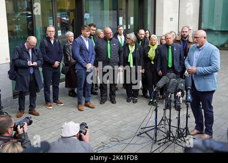 (Sechste von links nach rechts) die Eltern des 19-jährigen Harry Dunn, Tim Dunn (Vater), der Stiefmutter Tracey Dunn, Charlotte Charles (Mutter) und des Stiefvaters Bruce Charles hören dem Familiensprecher Radd Seiger (rechts) zu, als sie das Amtsgericht von Westminster verlassen, wo die US-Bürgerin Anne Sacoolas, 45, Wurde bedingungslose Kaution gewährt und der Fall wird am 27. Oktober im Old Bailey vernommen. Sie wird angeklagt, Dunns Tod durch gefährliches Fahren verursacht zu haben, als sein Motorrad am 27 2019. August vor dem US-Militärstützpunkt RAF Croughton in ein Auto stürzte. Bilddatum: Donnerstag Stockfoto