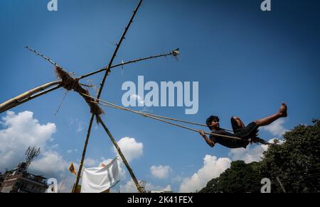 29. September 2022, Kathmandu, Bagmati, Nepal: Ein Junge spielt auf einem traditionellen Swing zur Feier des Dashain Festivals in Kathmandu, Nepal am 29. September 2022. (Bild: © Sunil Sharma/ZUMA Press Wire) Stockfoto