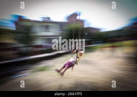 29. September 2022, Kathmandu, Bagmati, Nepal: Ein Mädchen spielt auf einem traditionellen Swing zur Feier des Dashain Festivals in Kathmandu, Nepal am 29. September 2022. (Bild: © Sunil Sharma/ZUMA Press Wire) Stockfoto