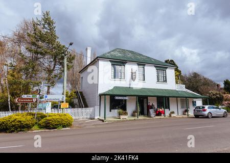 EVANDALE, AUSTRALIEN - 25 2022. SEPTEMBER: Die ländliche historische Stadt Evandale an einem kalten Frühlingstag in der Nähe von Launceston in Tasmanien, Australien Stockfoto