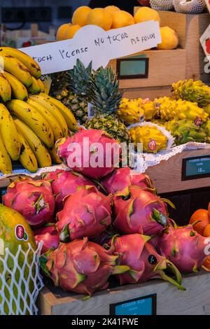 Spanien, Madrid. Markt von San Miguel, Pitahaya, Pitaya oder Drachenfrucht, Rot und Gelb. Stockfoto