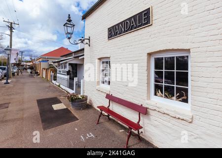 EVANDALE, AUSTRALIEN - 25 2022. SEPTEMBER: Die ländliche historische Stadt Evandale an einem kalten Frühlingstag in der Nähe von Launceston in Tasmanien, Australien Stockfoto