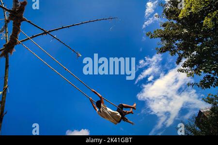 Kathmandu, Bagmati, Nepal. 29. September 2022. Ein Junge spielt auf einer traditionellen Schaukel zur Feier des Dashain Festivals in Kathmandu, Nepal, am 29. September 2022. (Bild: © Sunil Sharma/ZUMA Press Wire) Stockfoto