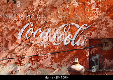 Vintage Coca-Cola Logo auf einer alten roten Wand in Rajasthan, Indien, Asien gemalt Stockfoto