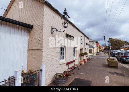 EVANDALE, AUSTRALIEN - 25 2022. SEPTEMBER: Die ländliche historische Stadt Evandale an einem kalten Frühlingstag in der Nähe von Launceston in Tasmanien, Australien Stockfoto