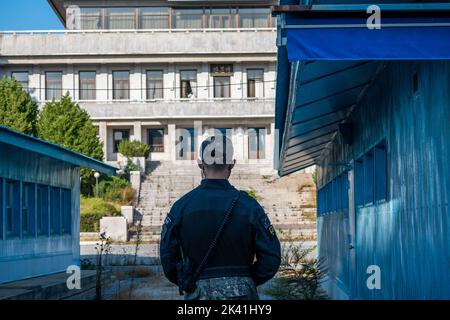 Seoul, Südkorea. 29. September 2022. Ein südkoreanischer Soldat steht am Donnerstag, den 29. September 2022, im Joint Security Area (JSA) an der Grenze zu Nordkorea in Panmunjom, Südkorea, unter Wache. Vizepräsident Kamala Harris besuchte die Grenze am Donnerstag - einen Tag nachdem Pjöngjang zwei ballistische Raketen in die Gewässer vor der Ostküste abgefeuert hatte. Foto von Thomas Maresca/UPI Credit: UPI/Alamy Live News Stockfoto