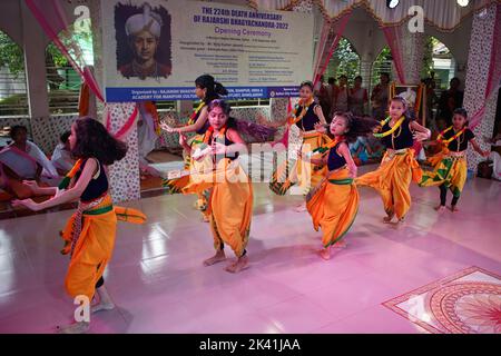 Sylhet, Sylhet, Bangladesch. 29. September 2022. Tanzkünstler der Manipuri Academy of Culture and Arts treten bei der Einweihungsfeier des 224.. Todestages von Rajarshi Bhagyachandra im Manipuri rajbari mondop in sylhet, Bangladesch, auf. (Bild: © MD Akbar Ali/ZUMA Press Wire) Stockfoto