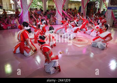 Sylhet, Sylhet, Bangladesch. 29. September 2022. Tanzkünstler der Manipuri Academy of Culture and Arts treten bei der Einweihungsfeier des 224.. Todestages von Rajarshi Bhagyachandra im Manipuri rajbari mondop in sylhet, Bangladesch, auf. (Bild: © MD Akbar Ali/ZUMA Press Wire) Stockfoto