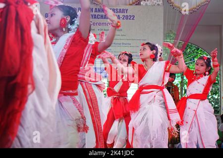 Sylhet, Sylhet, Bangladesch. 29. September 2022. Tanzkünstler der Manipuri Academy of Culture and Arts treten bei der Einweihungsfeier des 224.. Todestages von Rajarshi Bhagyachandra im Manipuri rajbari mondop in sylhet, Bangladesch, auf. (Bild: © MD Akbar Ali/ZUMA Press Wire) Stockfoto