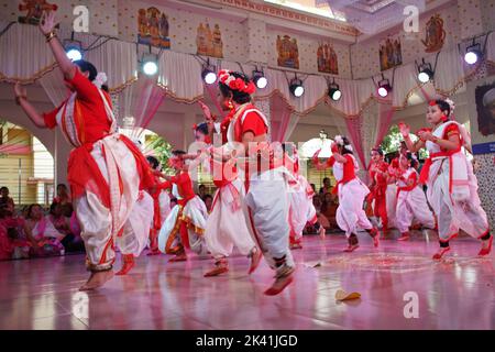 Sylhet, Sylhet, Bangladesch. 29. September 2022. Tanzkünstler der Manipuri Academy of Culture and Arts treten bei der Einweihungsfeier des 224.. Todestages von Rajarshi Bhagyachandra im Manipuri rajbari mondop in sylhet, Bangladesch, auf. (Bild: © MD Akbar Ali/ZUMA Press Wire) Stockfoto