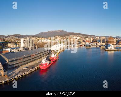 HOBART, TASMANIEN - 14. SEPTEMBER: Blick auf den Mt Wellington über das Hafengebiet und CBD in Hobart, Tasmanien, Australien, am 14. 2022. September Stockfoto