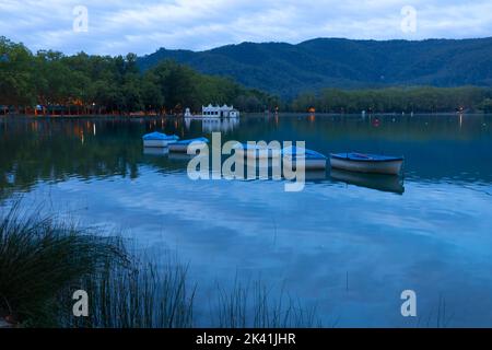 Lake of Banyoles (Estany de Banyoles) bei Sonnenaufgang. Banyoles, El Pla de l'Estany, Girona, Katalonien, Spanien, Europa. Stockfoto