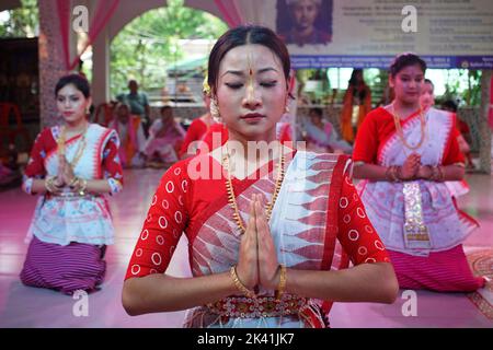 Sylhet, Sylhet, Bangladesch. 29. September 2022. Tanzkünstler der Manipuri Academy of Culture and Arts treten bei der Einweihungsfeier des 224.. Todestages von Rajarshi Bhagyachandra im Manipuri rajbari mondop in sylhet, Bangladesch, auf. (Bild: © MD Akbar Ali/ZUMA Press Wire) Stockfoto