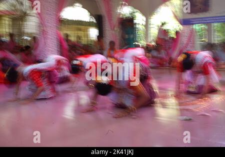 Sylhet, Sylhet, Bangladesch. 29. September 2022. Tanzkünstler der Manipuri Academy of Culture and Arts treten bei der Einweihungsfeier des 224.. Todestages von Rajarshi Bhagyachandra im Manipuri rajbari mondop in sylhet, Bangladesch, auf. (Bild: © MD Akbar Ali/ZUMA Press Wire) Stockfoto