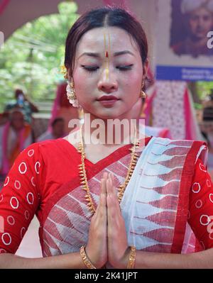 Sylhet, Sylhet, Bangladesch. 29. September 2022. Tanzkünstler der Manipuri Academy of Culture and Arts treten bei der Einweihungsfeier des 224.. Todestages von Rajarshi Bhagyachandra im Manipuri rajbari mondop in sylhet, Bangladesch, auf. (Bild: © MD Akbar Ali/ZUMA Press Wire) Stockfoto