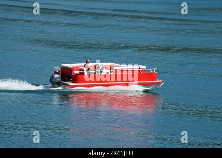 Reifer Mann auf einer yacht Stockfoto
