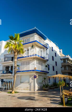 Sitges, Katalonien, Spanien - 02. Juni 2022: Blick auf die alten Straßen von Sitges, einem spanischen Strandresort Stockfoto