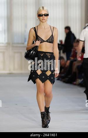 Model auf dem Laufsteg der Victoria/Tomas Fashion Show während der Paris Fashion Week am 28. September 2022 in Paris, Frankreich. Foto von Alain Gil-Gonzalez/ABACAPRESS.COM Stockfoto