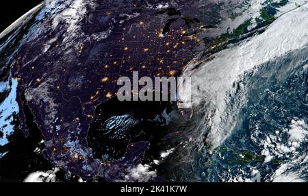 Nasa Eosdis, Earth Orbit. 29. September 2022. NASA EOSDIS, ERDORBIT. 29. September 2022. Die Überreste des Hurikans Ian, jetzt ein tropischer Sturm, bewegt sich auf der Ostküste Floridas vor die Küste, während die Sonne entlang des vom Sturm beschädigten Zustandes aufgeht, der vom NASA-Satelliten EOSDIS vom 29. September 2022 in Earth Orbit aus gesehen wurde. Quelle: EOSDIS/NASA/Alamy Live News Stockfoto