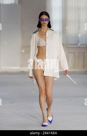 Model auf dem Laufsteg der Victoria/Tomas Fashion Show während der Paris Fashion Week am 28. September 2022 in Paris, Frankreich. Foto von Alain Gil-Gonzalez/ABACAPRESS.COM Stockfoto