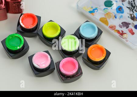 Fantastische Farbe der uv-Gel-Nägel Stockfoto