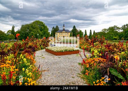 Bad Rappenau im Kraichgau: Kurgarten mit „Salinenamtsgebäude“ (im Hintergrund), Bezirk Heilbronn, Baden-Württemberg, Deutschland Stockfoto