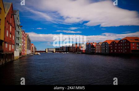 Panoramaaussicht, Fluss Nidelva und Pfahlbauten in Trondheim, Norwegen Stockfoto
