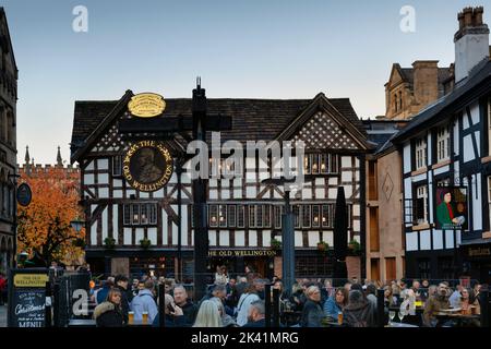 Das Old Wellington Inn, eines der ältesten in Manchester, wurde 1552 in der Nähe der Marktstraße erbaut. Stockfoto