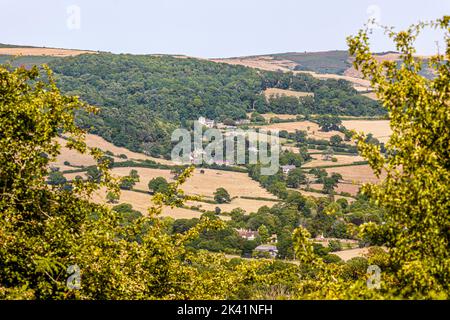 Eine lange Aufnahme des Dorfes Selworthy unterhalb des Minehead North Hill im Exmoor National Park, Somerset UK Stockfoto