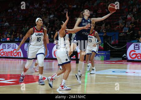 29.. September 2022; Sydney, Homebush, New South Wales, Australien, Frauen-Weltmeisterschaft Basketball, USA gegen Serbien; Ivana Raca aus Serbien springt in den Korb Stockfoto