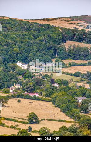 Eine lange Aufnahme des Dorfes Selworthy unterhalb des Minehead North Hill im Exmoor National Park, Somerset UK Stockfoto