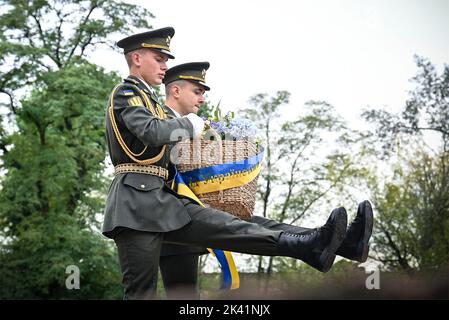 Kiew, Ukraine. 29. September 2022. Ukrainische Ehrengarde legen einen Blumenkorb zum 81.. Jahrestag der Tragödie von Babyn Yar im Nationalen Historischen und Gedenkreservat Babyn Yar am 29. September 2022 in Kiew, Ukraine. Die Ereignisse würdigten das Gedenken an alle Opfer der Massenhinrichtungen von Zivilisten durch die Nazis im besetzten Kiew während des Zweiten Weltkriegs Quelle: Planetpix/Alamy Live News Stockfoto