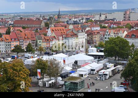 Erfurt, Deutschland. 29. September 2022. Die Vorbereitungen für den Tag der Deutschen Einheit auf dem Domplatz. Am ersten Oktoberwochenende veranstaltet der Freistaat Thüringen in seiner Landeshauptstadt Erfurt die zentralen Feierlichkeiten zum Tag der Deutschen Einheit (03,10.). Diese haben seit 1990 immer in dem Land stattgefunden, das im entsprechenden Jahr die Präsidentschaft des Bundesrates innehat. Quelle: Martin Schutt/dpa/Alamy Live News Stockfoto