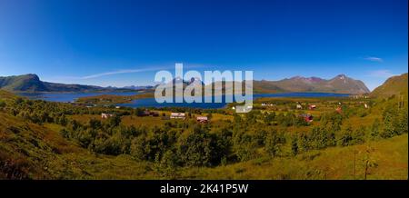 Panoramablick auf das Dorf und Borgpollan Bostad Fjord von Vestvagoy Torvdalshalsen Viewpoint, Insel, Lofoten, Norwegen Stockfoto