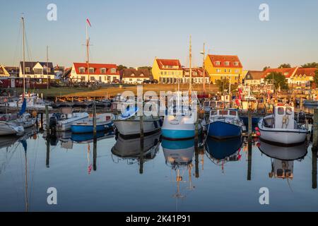 Fischerboote spiegeln sich im Hafen von Gilleleje bei Sonnenaufgang, Gilleleje, Seeland, Dänemark, Europa Stockfoto