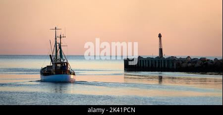 Fischtrawler verlässt den Hafen von Gilleleje am frühen Morgen, Gilleleje, Seeland, Dänemark, Europa Stockfoto