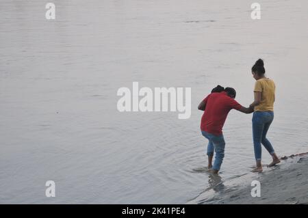 Delhi, Delhi, Indien. 29. Sep, 2022. Paar Bewohner, die entlang des Ufers des Yamuna-Flusses leben, wurden auf höheren Boden verlegt, inmitten der Gefahr, dass der Wasserstand über die Gefahrenmarke hinaus steigt, an der Ito-Brücke, Wasser, das aus dem Hathnikund-Staudamm freigesetzt wurde, fließt der Yamuna-Fluss über die Gefahrenmarke. Menschen aus tief liegenden Gebieten wurden am Donnerstag in Delhi evakuiert, da der Wasserstand steigt (Foto: © Ravi Batra/ZUMA Press Wire) Stockfoto