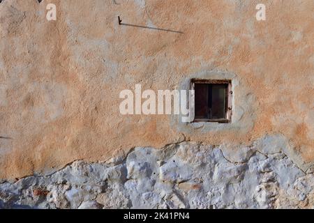 Fensteröffnung in einer alten Backsteinmauer Stockfoto