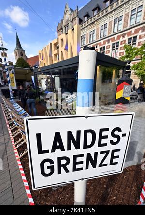 Erfurt, Deutschland. 29. September 2022. Eine Nachbildung der ehemaligen Grenze zwischen Ost und West wird im Pavillon des Freistaates Bayern zum Tag der Deutschen Einheit zu sehen sein. Am ersten Oktoberwochenende veranstaltet der Freistaat Thüringen in seiner Landeshauptstadt Erfurt die zentralen Feierlichkeiten zum Tag der Deutschen Einheit 03,10. Diese haben seit 1990 immer in dem Land stattgefunden, das im entsprechenden Jahr die Präsidentschaft des Bundesrates innehat. Quelle: Martin Schutt/dpa/Alamy Live News Stockfoto