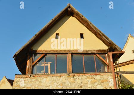 Blick auf einen traditionellen Handwerksmarkt in der Festung rasnov in rumänien, wo Touristenmassen traditionelle rumänische Souvenirs kaufen. Stockfoto