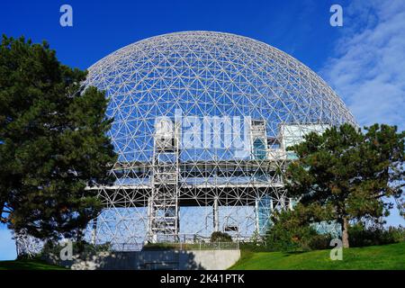 MONTREAL, KANADA -14 SEP 2022- Blick auf die Montreal Biosphere, ein Umweltmuseum in einem ehemaligen Pavillon der Expo 67 im Parc Jean Drapeau auf St. H. Stockfoto