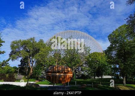 MONTREAL, KANADA -14 SEP 2022- Blick auf die Montreal Biosphere, ein Umweltmuseum in einem ehemaligen Pavillon der Expo 67 im Parc Jean Drapeau auf St. H. Stockfoto