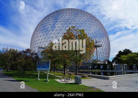 MONTREAL, KANADA -14 SEP 2022- Blick auf die Montreal Biosphere, ein Umweltmuseum in einem ehemaligen Pavillon der Expo 67 im Parc Jean Drapeau auf St. H. Stockfoto