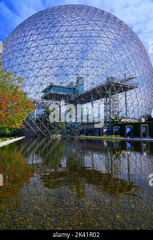 MONTREAL, KANADA -14 SEP 2022- Blick auf die Montreal Biosphere, ein Umweltmuseum in einem ehemaligen Pavillon der Expo 67 im Parc Jean Drapeau auf St. H. Stockfoto