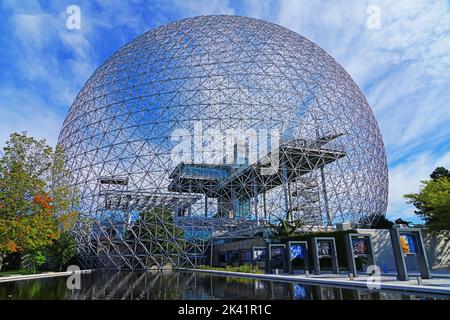 MONTREAL, KANADA -14 SEP 2022- Blick auf die Montreal Biosphere, ein Umweltmuseum in einem ehemaligen Pavillon der Expo 67 im Parc Jean Drapeau auf St. H. Stockfoto