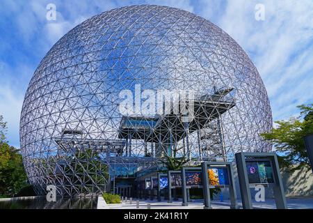 MONTREAL, KANADA -14 SEP 2022- Blick auf die Montreal Biosphere, ein Umweltmuseum in einem ehemaligen Pavillon der Expo 67 im Parc Jean Drapeau auf St. H. Stockfoto