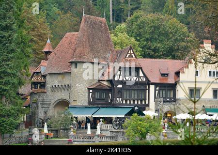 Sinaia Prahova Siebenbürgen Rumänien. Clock Tower und Eingangstor zum Schloss Peles Stockfoto