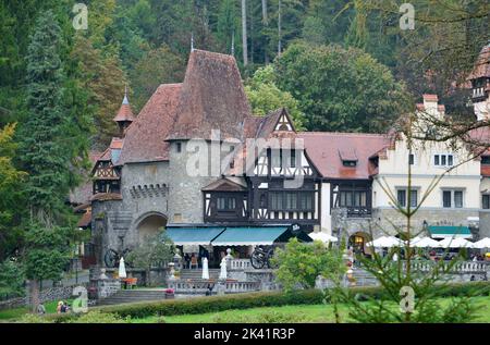 Sinaia Prahova Siebenbürgen Rumänien. Clock Tower und Eingangstor zum Schloss Peles Stockfoto